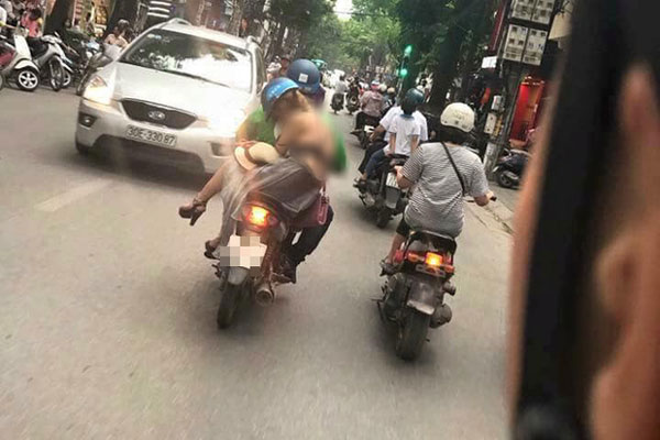 Cô gái mặc áo 2 dây để lộ toàn bộ lưng trần cùng vòng 1 hớ hênh khi đi mua đồ khiến nhiều người nóng mắt-2