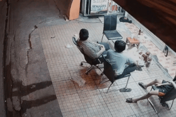 Nữ tài xế say xỉn lái xe lao vào cửa hàng, tông trúng 3 người