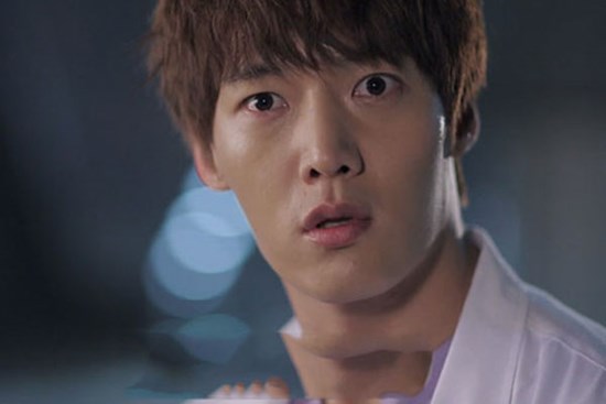 Từ nhà tắm bước ra, chồng háo hức về 1 đêm tân hôn nồng nàn nhưng cảnh tượng trong phòng ngủ lại khiến anh