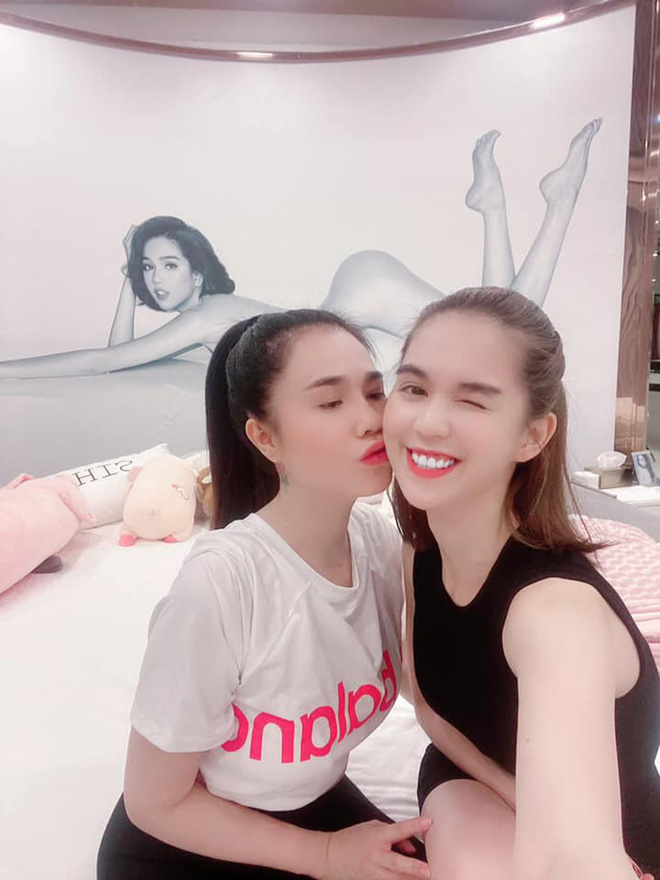 Ngọc Trinh được chị gái hết lời khen khi thăm nhà, nhưng dân tình lại chỉ dán mắt vào bức ảnh nude cỡ lớn cực nóng-2