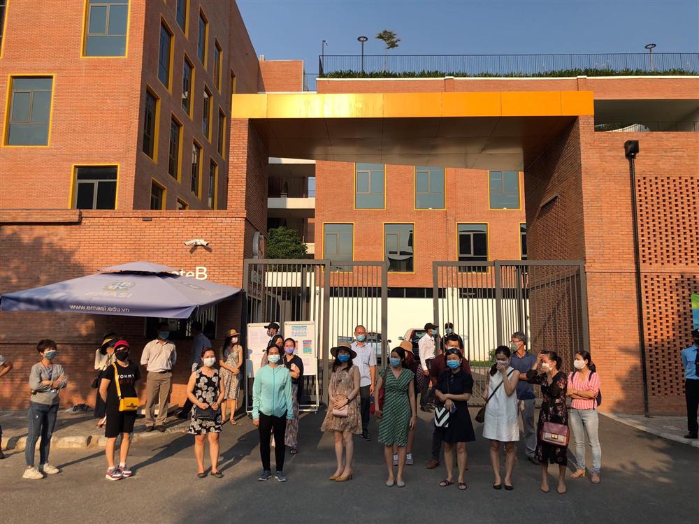 Thêm một trường ở TP.HCM gây bức xúc vì không hoàn học phí mùa dịch, phụ huynh kéo đến trường phản đối-1