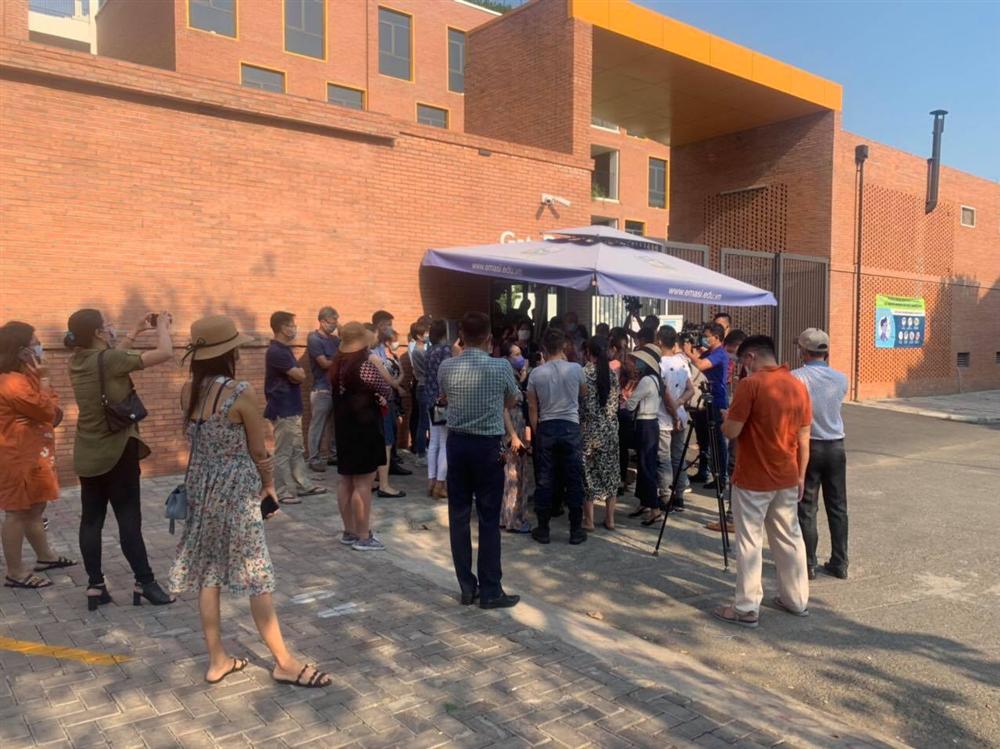 Thêm một trường ở TP.HCM gây bức xúc vì không hoàn học phí mùa dịch, phụ huynh kéo đến trường phản đối-2