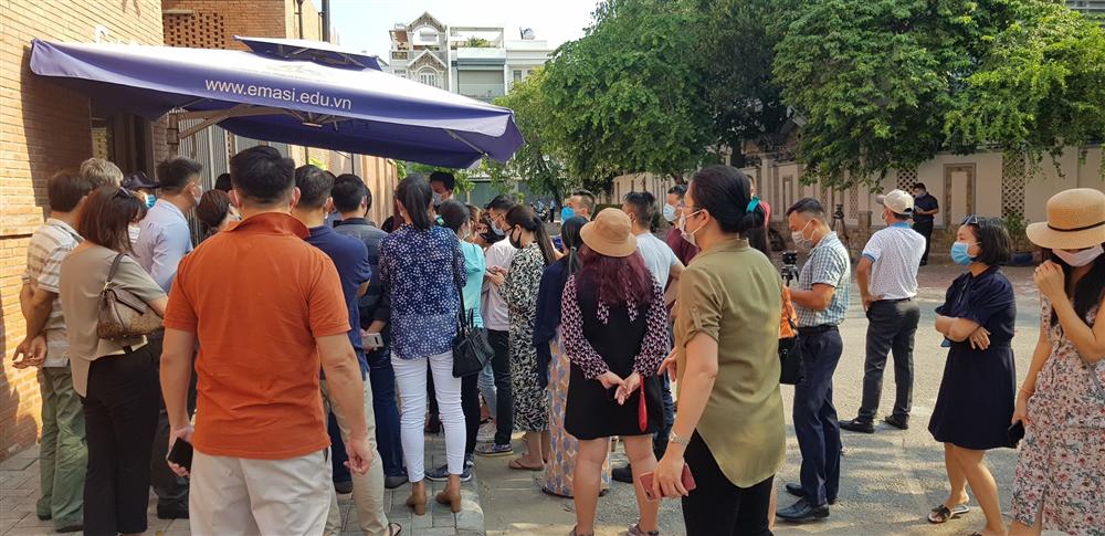 Thêm một trường ở TP.HCM gây bức xúc vì không hoàn học phí mùa dịch, phụ huynh kéo đến trường phản đối-4