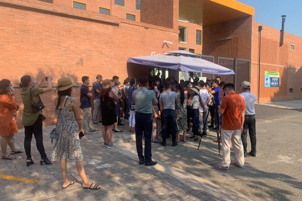 Vụ phụ huynh phản đối vì con nghỉ học 3 tháng nhưng phải đóng hơn 200 triệu đồng: Trường Quốc tế Mỹ chính thức lên tiếng-4