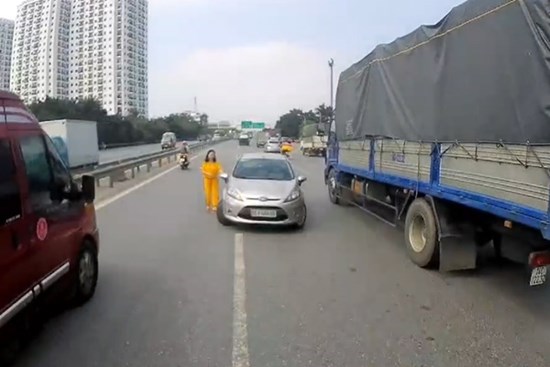 Xe con tìm mọi cách đi ngược chiều dù bị xe tải chặn đầu, nhắc nhở