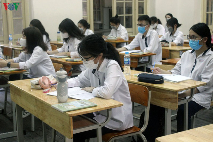 Không mở điều hòa, trường bật quạt hết công suất, học sinh than nóng-2