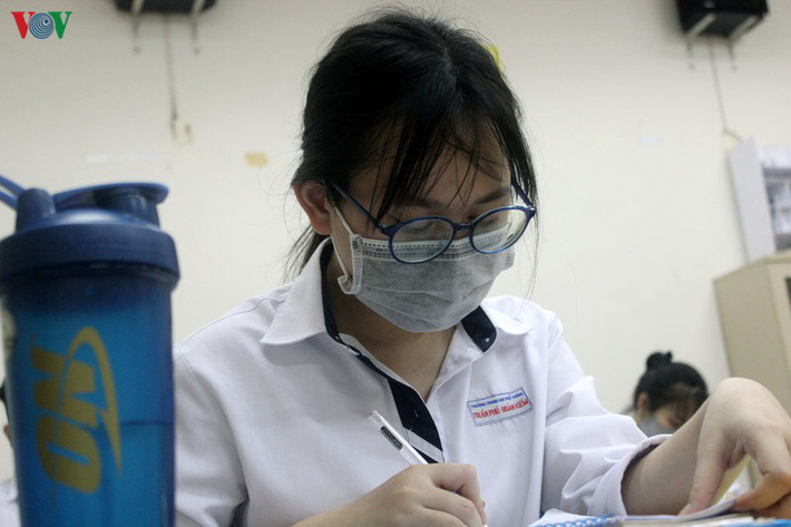 Không mở điều hòa, trường bật quạt hết công suất, học sinh than nóng-5