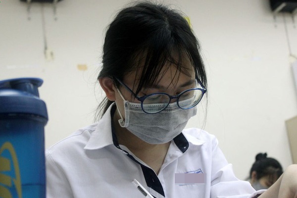 Học sinh đeo tấm chắn giọt bắn: Bỏ ngay nếu không muốn con hỏng mắt!-3