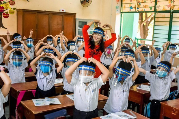 Học sinh đeo tấm chắn giọt bắn: Bỏ ngay nếu không muốn con hỏng mắt!-1