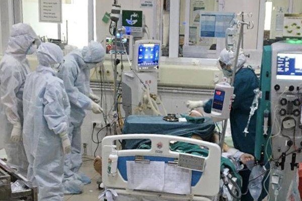 Sức khoẻ phi công người Anh có diễn tiến nặng, đe dọa tính mạng sau 50 ngày điều trị-2