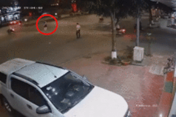 Người đàn ông bế trẻ nhỏ sang đường bị xe máy chạy tốc độ cao đâm văng xa