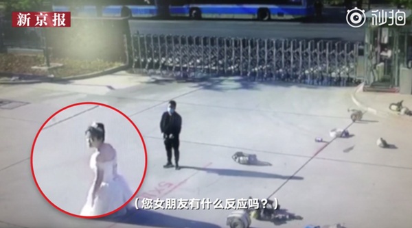 Đang chụp ảnh cưới, chú rể nghe tiếng động rồi quay lưng chạy đi, cô dâu dù biết lý do nhưng vẫn không khỏi ngơ ngác-1