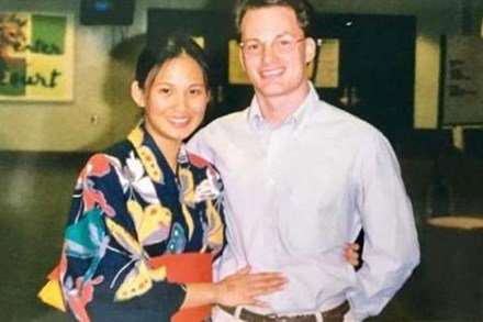 Vợ đại gia nhắc lại chuyện tình 20 năm trước với chồng cũ Hồng Nhung khi cắt tóc cho ông xã