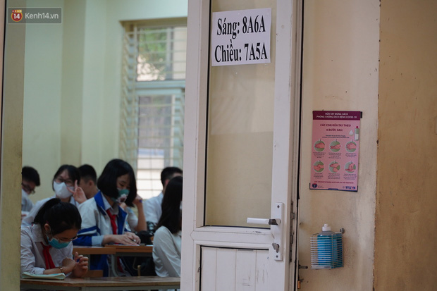 Chủ tịch Hà Nội: Không nên chia giờ học và học sinh không cần đeo tấm chắn giọt bắn-1