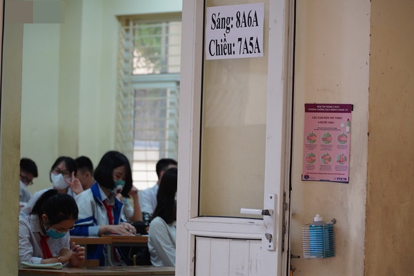 Dân mạng xót xa cảnh thầy cô ngộp thở đeo khẩu trang dạy học-2