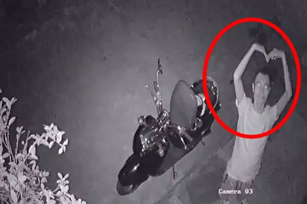 Đỗ xe bên đường, tài xế tức giận khi bị vặt gương, đọc mẩu giấy trên kính lại đỏ mặt xấu hổ-4