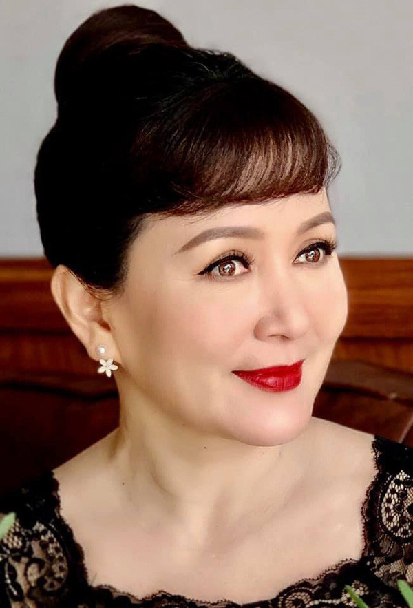 NSND Minh Hòa - bà chủ tịch Khuê củaTình yêu và tham vọng và tin đồn nhạy cảm với NSND Hoàng Dũng-5