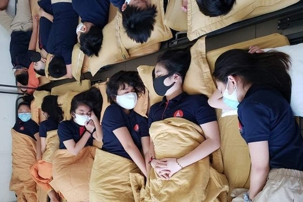 Mối nguy hiểm khi bắt học sinh đeo khẩu trang trong giờ ngủ trưa-4