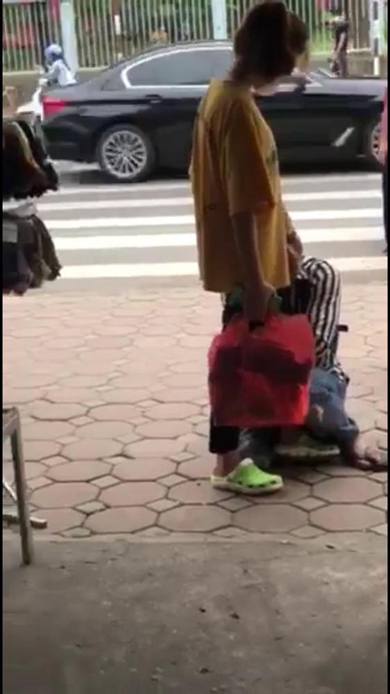 Chuyện chia tay hot nhất MXH hôm nay: Chàng trai ôm chặt chân người yêu van xin quay lại khiến náo loạn cả con phố nhưng cái kết mới chết ngất-2