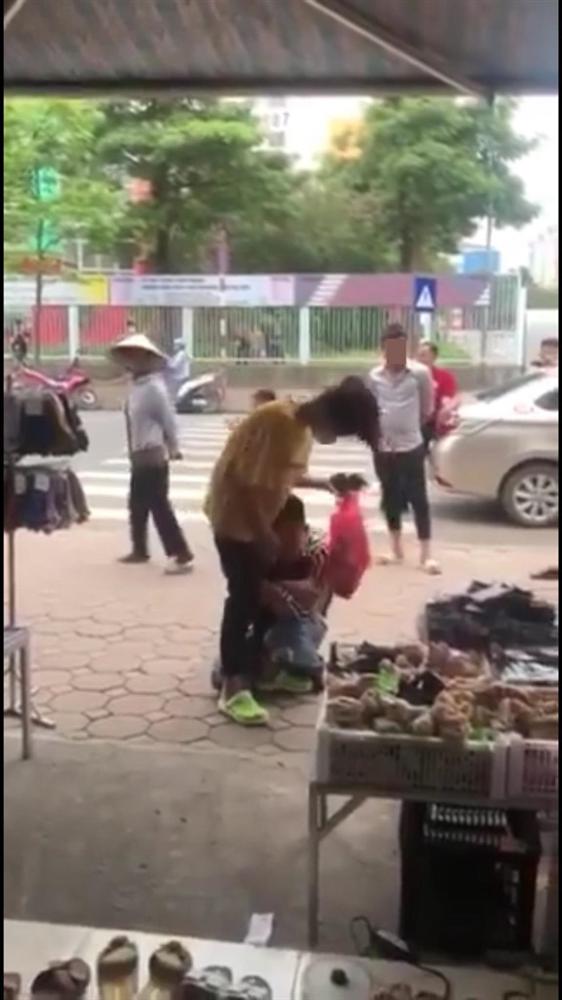 Chuyện chia tay hot nhất MXH hôm nay: Chàng trai ôm chặt chân người yêu van xin quay lại khiến náo loạn cả con phố nhưng cái kết mới chết ngất-3