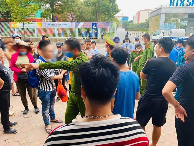 Chuyện ngược đời: Phát hiện bạn gái cắm sừng mình, những anh chàng luỵ tình này vừa quỳ ôm chân người yêu vừa khóc lóc van xin-4