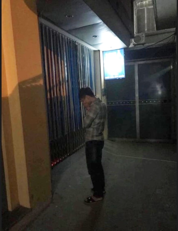 Chuyện ngược đời: Phát hiện bạn gái cắm sừng mình, những anh chàng luỵ tình này vừa quỳ ôm chân người yêu vừa khóc lóc van xin-5