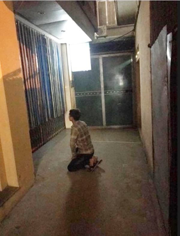 Chuyện ngược đời: Phát hiện bạn gái cắm sừng mình, những anh chàng luỵ tình này vừa quỳ ôm chân người yêu vừa khóc lóc van xin-6