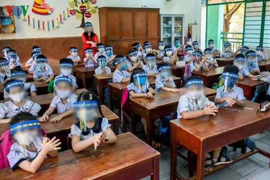 Thực hư việc nhà trường cho học sinh đeo tấm chắn giọt bắn trong lớp