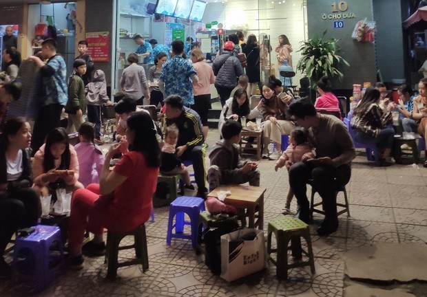 Cơn sốt mới tràn về Hà Nội, ghế nhựa vỉa hè lại 1 lần đổi vận-3