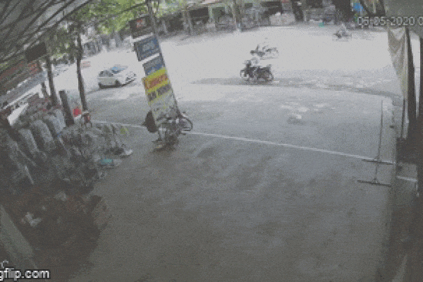 Clip: Thanh niên điều khiển xe máy, đâm thẳng vào ô tô đỗ bên đường - diễn biến trước đó gây tò mò