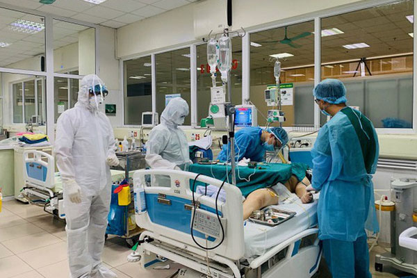 Nam phi công mắc Covid-19 vẫn đang trong tình trạng rất nguy kịch, chưa thể nhận định được khả năng phục hồi-2