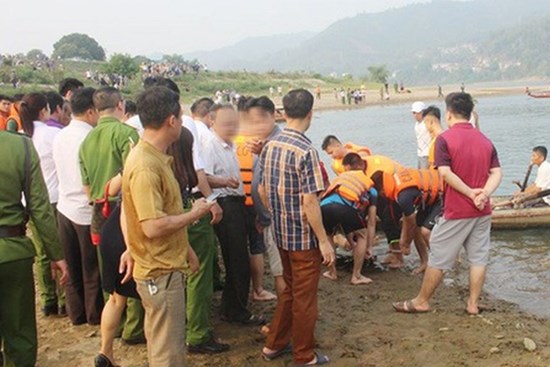 Hoà Bình: 4 mẹ con đuối nước thương tâm nghi do người mẹ ôm theo 3 con gái nhảy suối tự tử