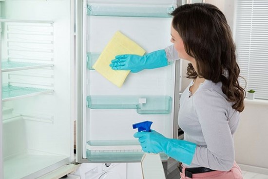Cách làm sạch ngăn đá tủ lạnh nhanh - gọn trong 5 phút, thơm nức cả tuần