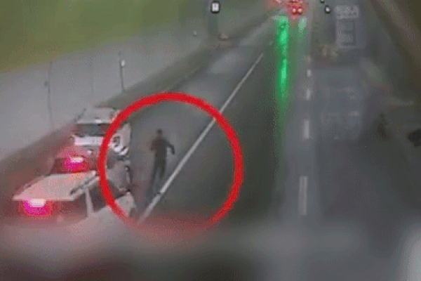 Dừng xe khi qua đường hầm, tài xế ôtô suýt bị xe khác tông trúng