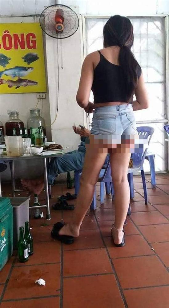 Hè nắng nóng, mặc quần đùi siêu ngắn phục vụ tại quán ăn, cô gái hớ hênh khiến dân mạng ngao ngán-2