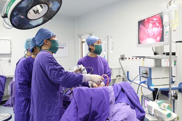 Bố mẹ mắc ung thư, bé trai đang chăm mẹ nhập viện vì bệnh nặng-2