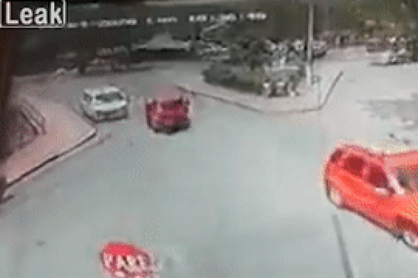 Tài xế xe tải mất lái đâm nát đuôi ôtô