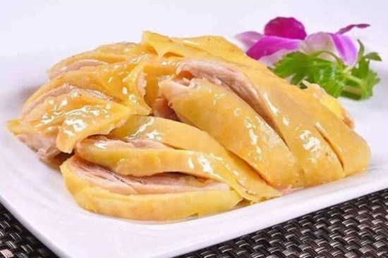 Luộc gà xong nhớ bước ngâm vào loại nước quen thuộc, gà sẽ giòn chắc, chặt không lo nát