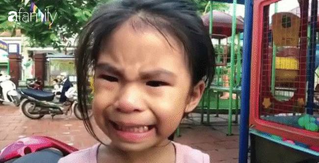 Cô bé biểu cảm vừa khóc vừa cười bất ngờ tái xuất, lại bị anh trai trêu cực hài: Đưa tay đây nào, thôi đi học em nhé-1