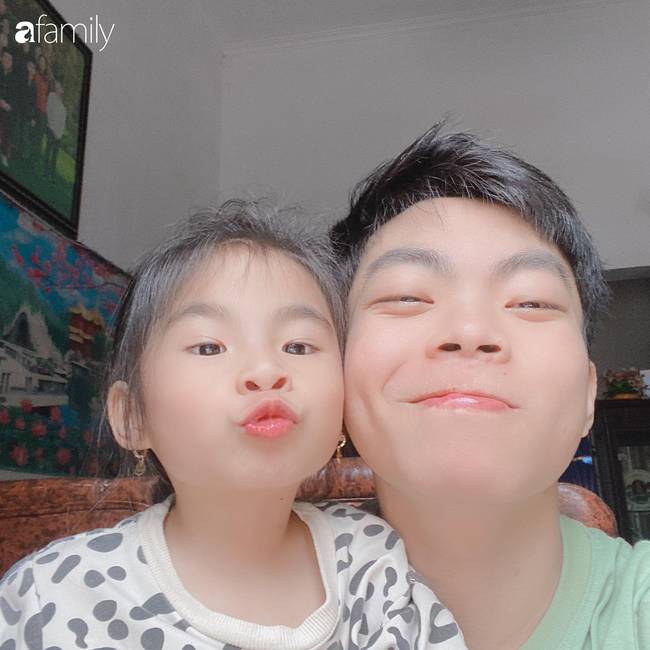 Cô bé biểu cảm vừa khóc vừa cười bất ngờ tái xuất, lại bị anh trai trêu cực hài: Đưa tay đây nào, thôi đi học em nhé-3