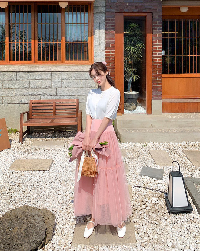 Kiểu gì thì hè này chị em cũng nên sắm 5 mẫu chân váy sau để diện lên là được khen xinh xẻo-17