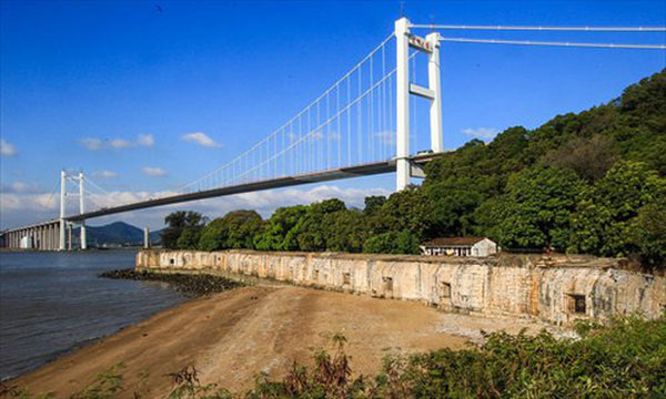 Clip: Cầu treo 6 làn đường phải đóng cửa sau khi rung lắc dập dềnh như sóng cuộn trong cơn gió mạnh-2