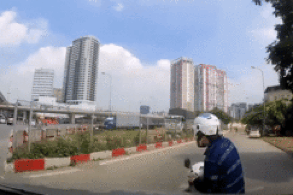 Cú 'đánh lạc hướng' của người đàn ông lái xe máy khiến tài xế ô tô 'bó tay'