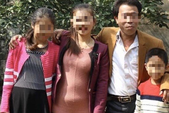 Vợ đi chơi về muộn không đóng cửa, chồng chửi bới rồi đổ cả ấm nước chè nóng vào đầu