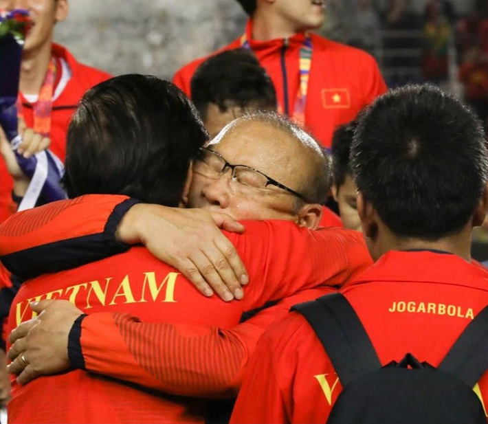 Ồn ào gây tranh cãi về HLV Calisto và nỗi lòng quan chức VFF bật khóc trên TV vì thầy Park-5