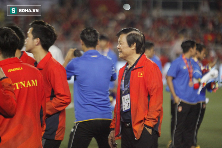 Ồn ào gây tranh cãi về HLV Calisto và nỗi lòng quan chức VFF bật khóc trên TV vì thầy Park-2