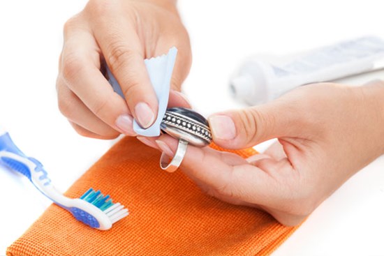 Ngâm với thứ này 5 phút, vàng bạc xỉn màu đen sì cũng trở nên mới tinh sáng bóng