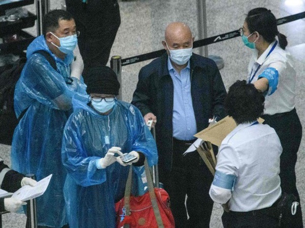 Ai đến Hong Kong cũng phải đeo vòng công nghệ này để kiểm soát Covid-19, vi phạm sẽ bị phạt tù 6 tháng-2