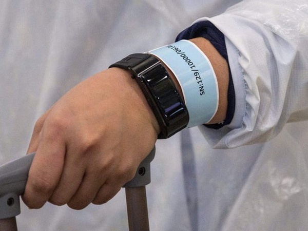 Ai đến Hong Kong cũng phải đeo vòng công nghệ này để kiểm soát&nbsp;Covid-19,&nbsp;vi phạm sẽ bị phạt tù 6 tháng-3