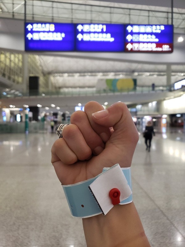 Ai đến Hong Kong cũng phải đeo vòng công nghệ này để kiểm soát Covid-19, vi phạm sẽ bị phạt tù 6 tháng-5